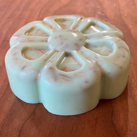 Handmade Goats Milk Soap. Eucalyptus w/ Oatmeal & Mint - Picture 2 of 3